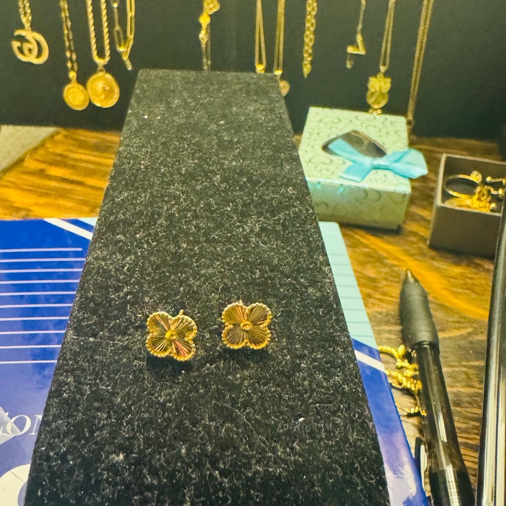 18K Saudi Gold Clover Stud Earrings has Stamp 750 means 18Karat